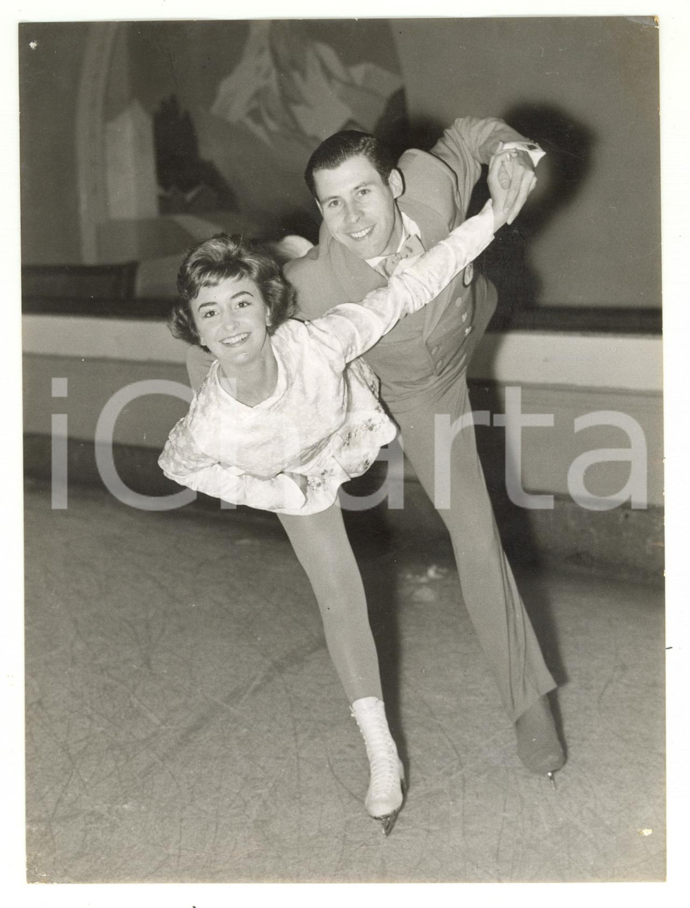 1958 LONDON Doreen DENNY skating with her partner Courtney JONES *Photo 15x20