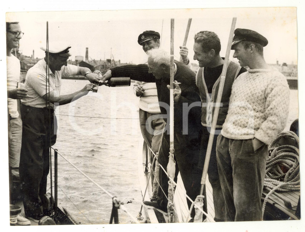 1957 YACHT CARINA Captain S. FRISELL pouring a toast for the crew *Photo 20x15