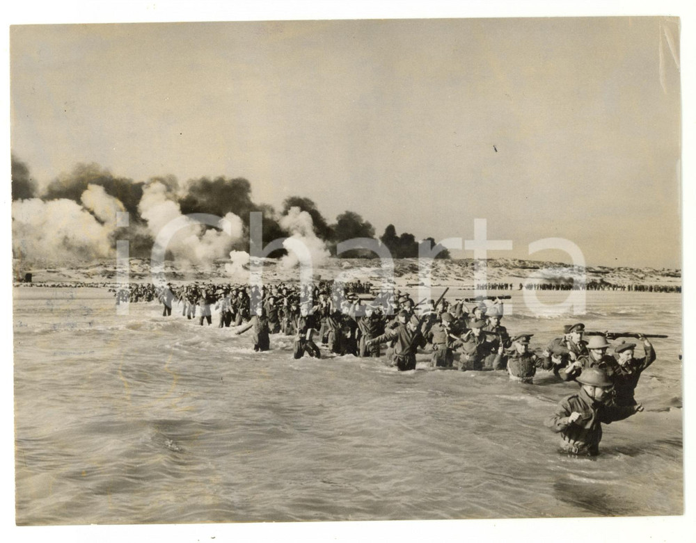 1958 CINEMA A scene from DUNKIRK - Column of soldiers wading out from the beach