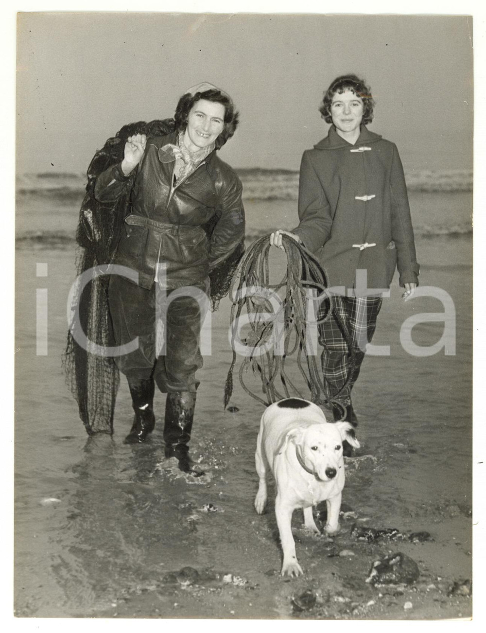 1958 NORFOLK Elda BETTS and her daughter with fishing nets *Photo 15x20