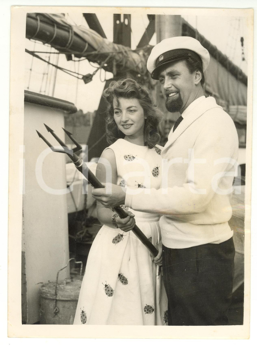 1953 YACHT XARIFA Hans HASS and his wife Lotte hounting sharks with an harpoon 