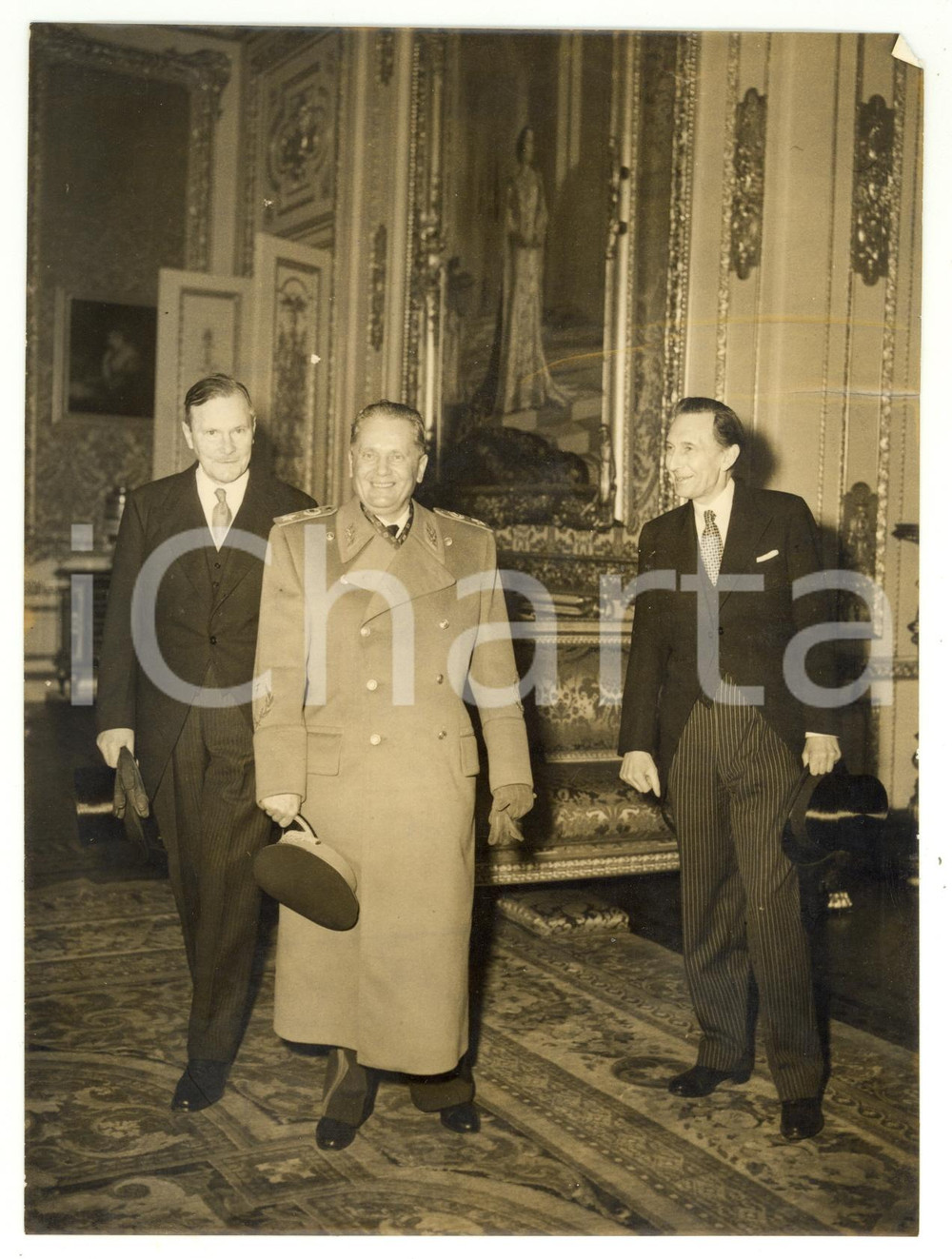 1953 WINDSOR Marshal Josip TITO visiting the Castle with Bernard FREYBERG ^Photo Fotografia d'epoca con didascalia coeva al verso. CONDIZIONI: FAIR (piccola piegatura all'angolo superiore destro; lieve alone diffuso; piegatura al margine destro) FORMATO: 15x20 cm    originale e autentica 1