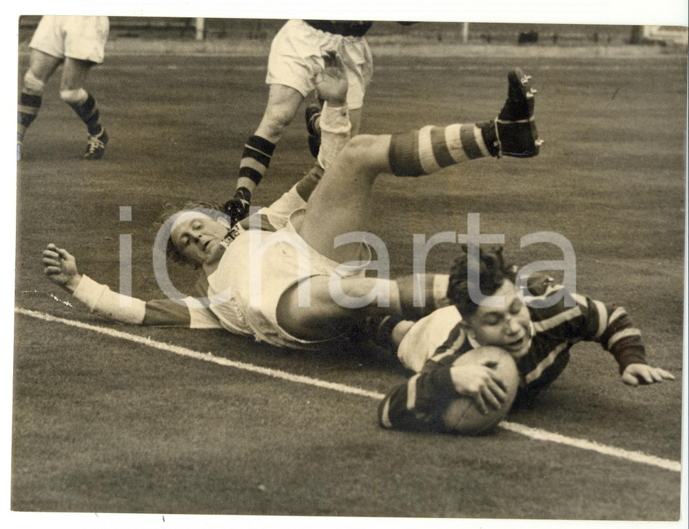 1953 LONDON RUGBY LEAGUE Huddersfield - St Helens - Peter RAMSDEN scoring a run