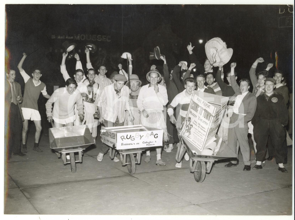 1958 LONDON Wheelbarrow race to Rugby *Photo 20x15 cm
