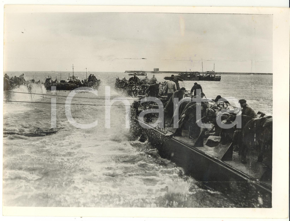 1953 SCHOUWEN-DUIVELAND Army of volunteers working for closing a gap in the sea