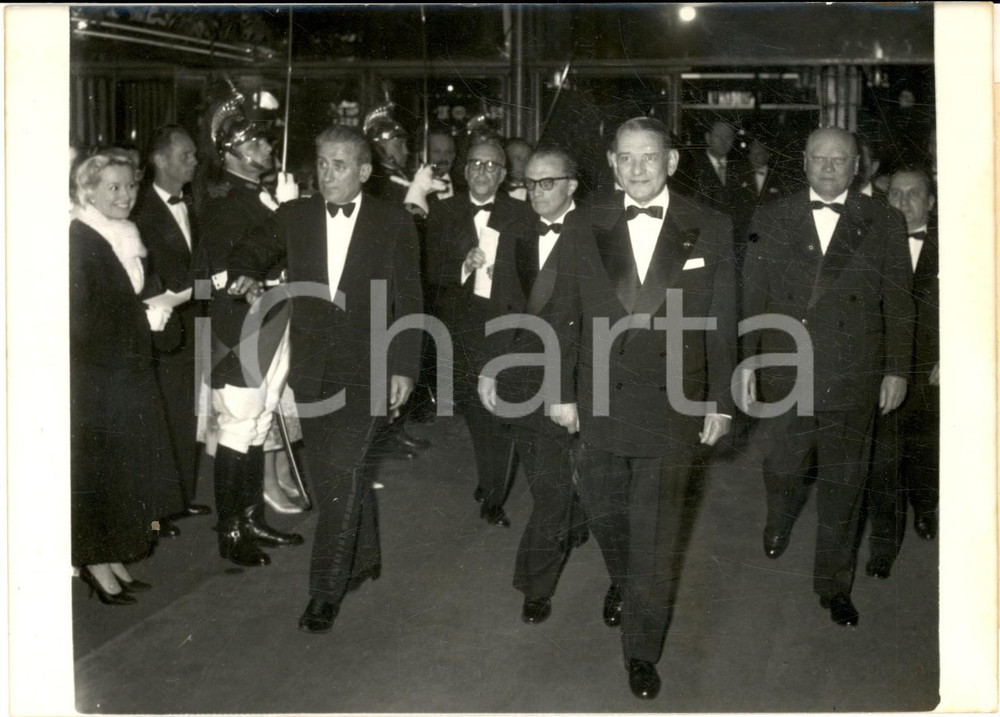 1957 PARIS René COTY au gala du film "Celui qui doit mourir" - Photo 18x13