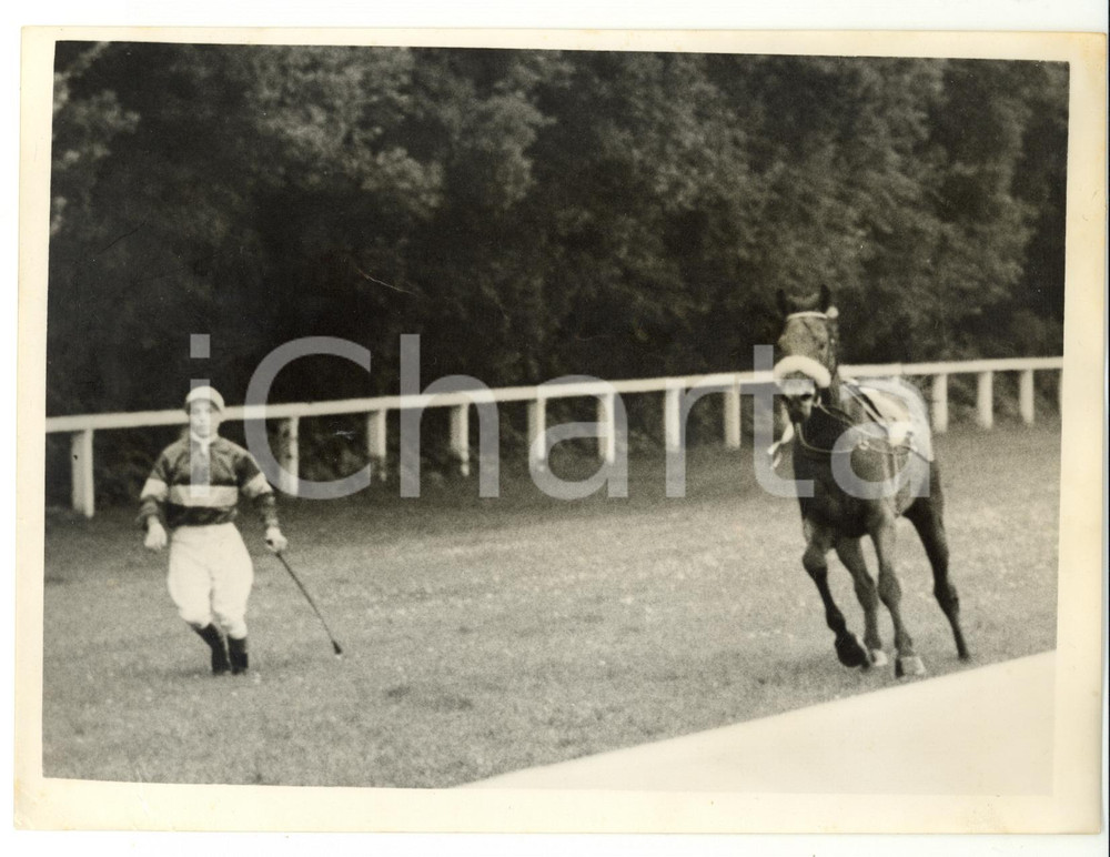 1956 ASCOT King George VI Stakes - V. VANDENDRIESSCHE trying to retrive TODRAI