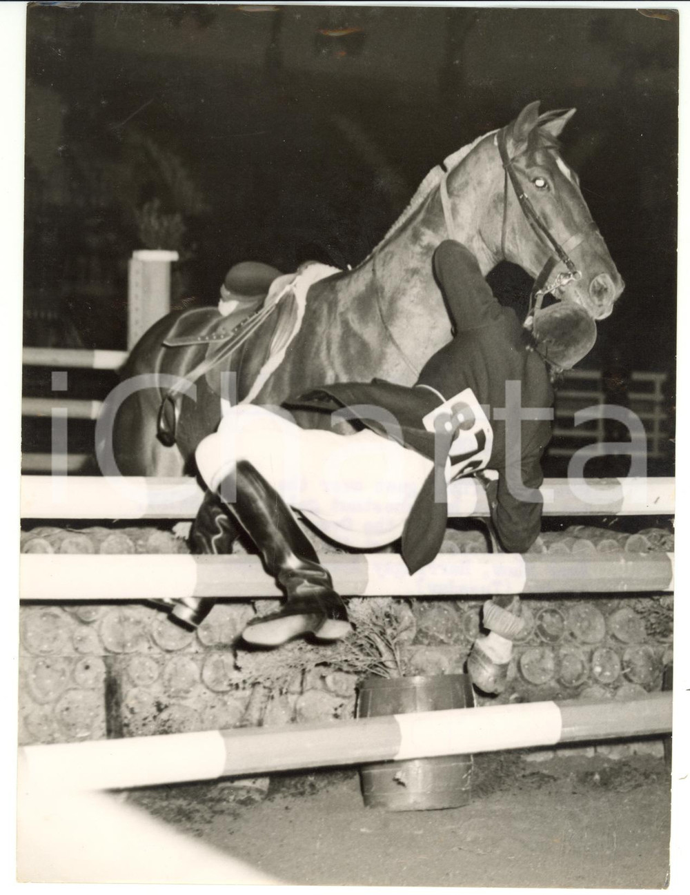 1958 LONDON Horse of the Year - G. BUTTERS going over the fence without OORSKIET