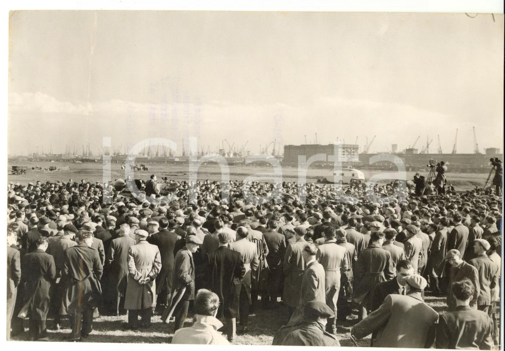 1957 LONDON Strikers attending a mass meeting at Custom House *Photo 20x15