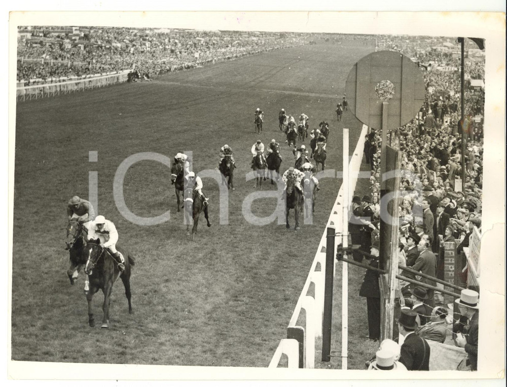 1955 EPSOM DERBY - Victory of PHIL DRAKE ridden by Freddie PALMER *Photo 20x15