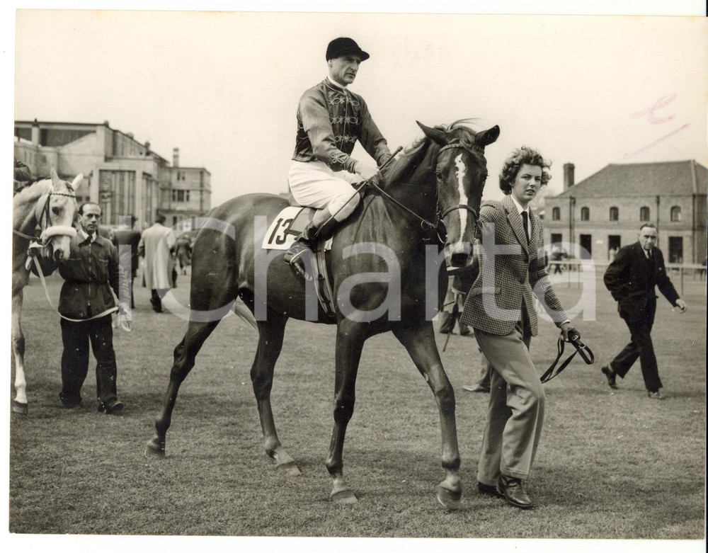 1955 HORSE RACING Veronica SELBY leading MAPLE LEAF with Harry CARR up *Photo