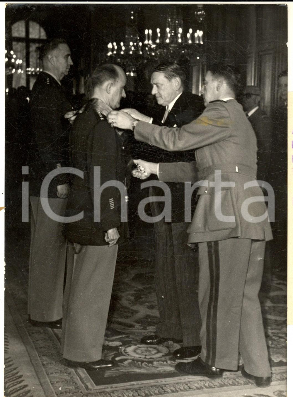 1954 PARIS René COTY decora il generale Alfred GRUENTHER con la Legion d'Onore