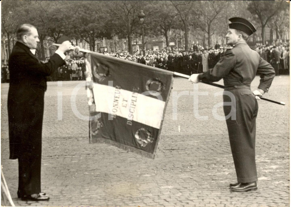 1955 ca PARIS Cérémonies 11 Novembre - Réné COTY décore le drapeau du PRYTANEE