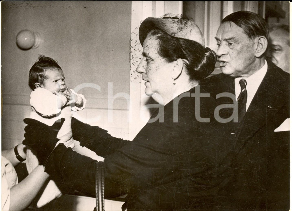 1954 PARIS Réné et Germaine COTY visitent la maternité de l'hôpital LARIBOISIERE