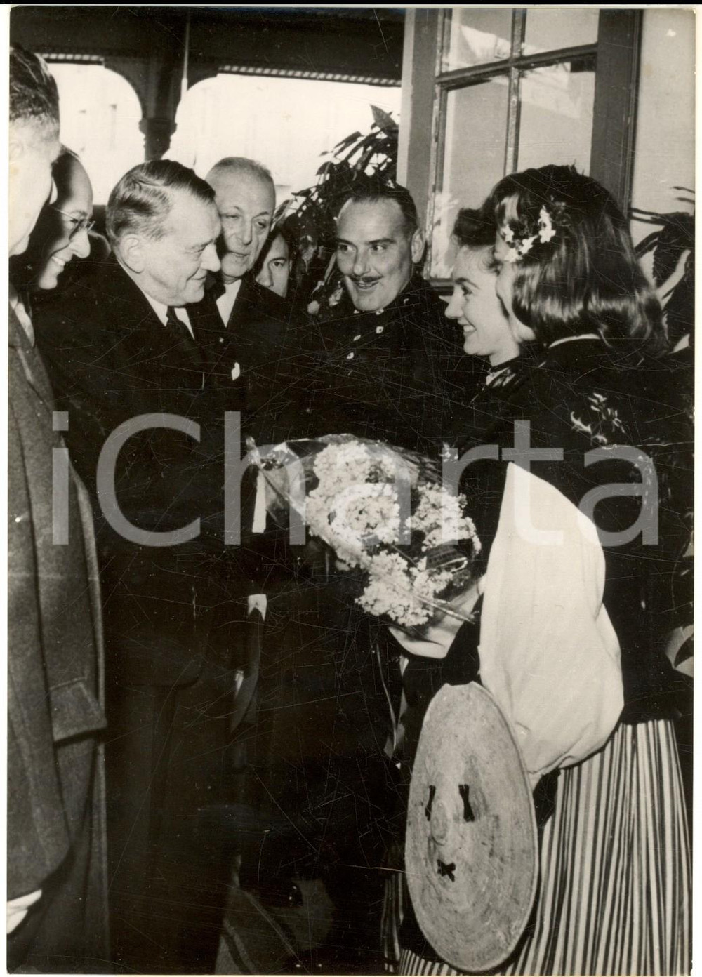 1956 MENTON René COTY accolto da giovani donne in costume tradizionale - Foto