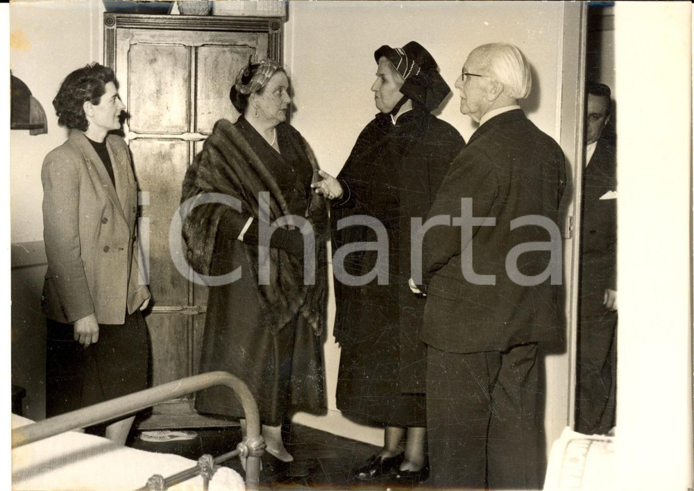 1955 ca PARIS Réné et Germaine COTY visitent le Palais de la Femme - Photo