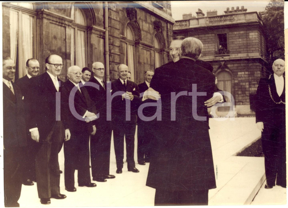 1956 PARIS Partenza di Giovanni GRONCHI - Abbraccio a René COTY - Foto 18x13