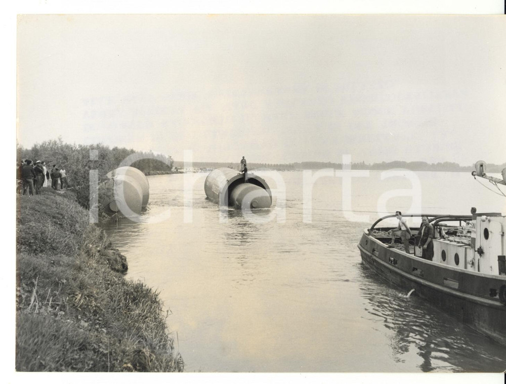 1961 CREMONA - Fiume PO - Trasporto di tubi colonna di distillazione *Foto 18x13