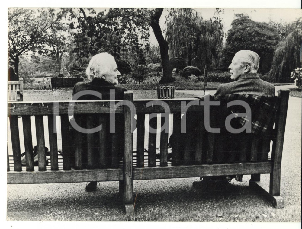 Fotografia d epoca originale 1963 LONDON Regent s Park  Harold MACMILLAN con la moglie Foto 18x13 cm 1