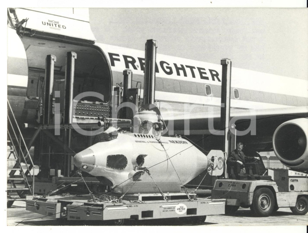 Fotografia d epoca originale 1970 LOS ANGELES Aereo UNITED AIR LINES trasporta sommergibile NEKTON Foto 1