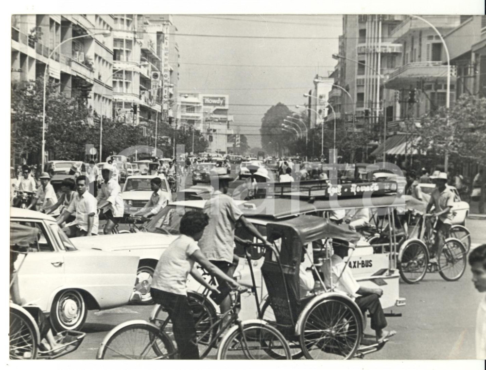 Fotografia d epoca originale 1970 PHNOM PENH CAMBOGIA Folla di biciclette e risciò Foto 18x13 cm 1