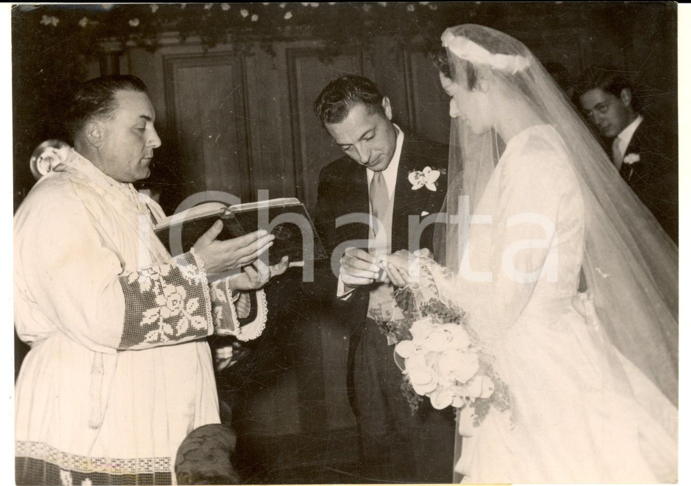 Fotografia d epoca originale 1953 STRASBURGO Nozze Gianni AGNELLI  Marella CARACCIOLO  Scambio delle fedi 1