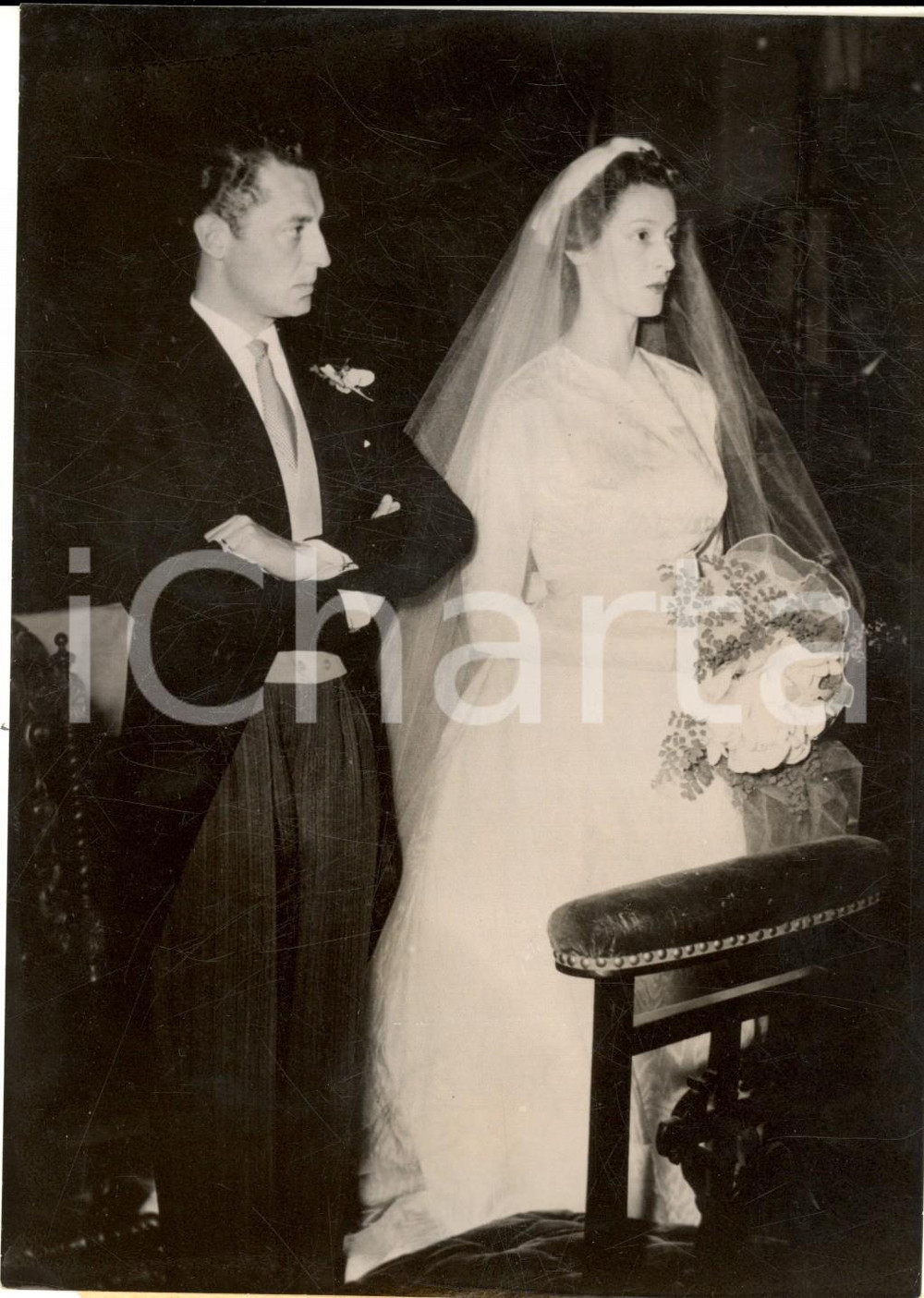 Fotografia d epoca originale 1953 STRASBURGO Nozze Gianni AGNELLI  Marella CARACCIOLO  La coppia in chiesa 1