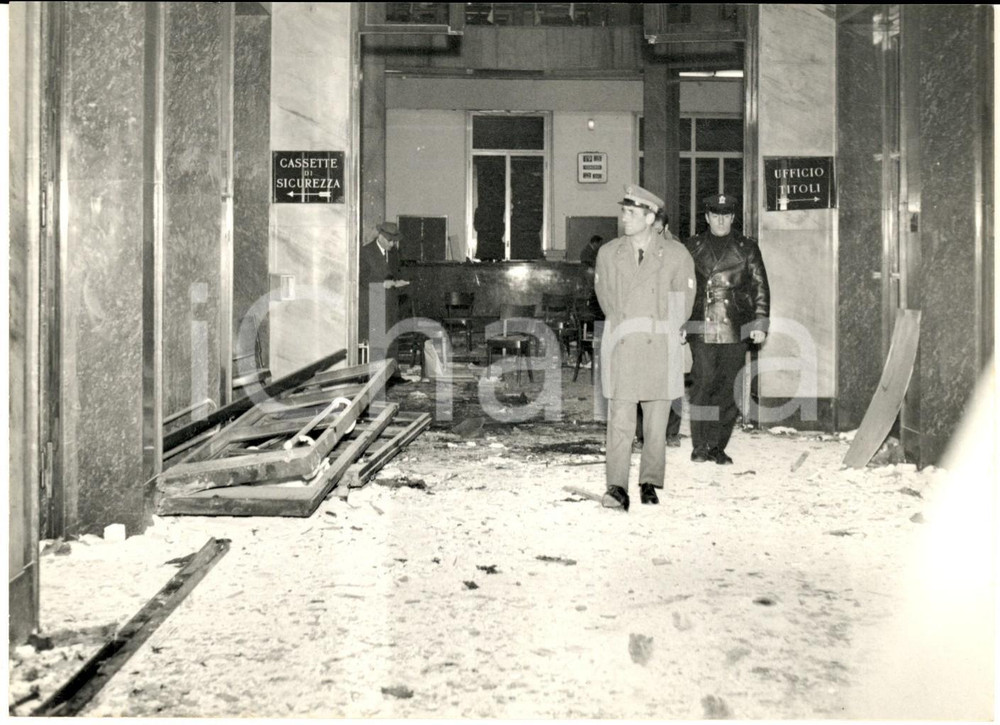 Fotografia d epoca originale 1969 MILANO Strage di PIAZZA FONTANA  Banca dell Agricoltura dopo l attentato 1