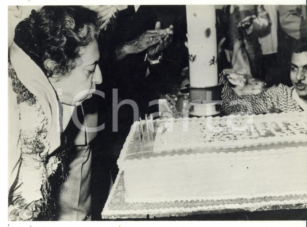 Fotografia d epoca originale 1970 ca NUOVA DELHI Indira GANDHI spegne le candeline per il suo compleanno FOTO 1