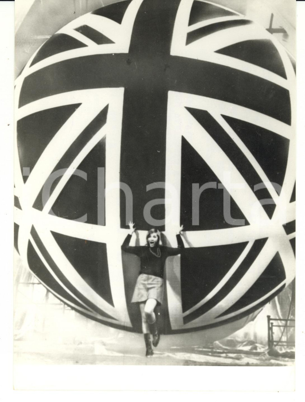 Fotografia d epoca originale 1970 OSAKA  EXPO Modella regge pallone del padiglione britannico Foto 18x13 1