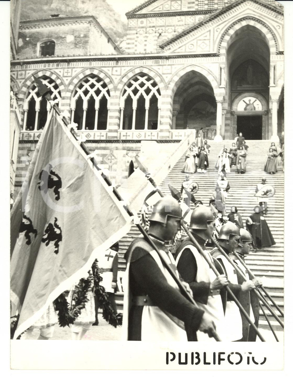 Fotografia d epoca originale 1957 AMALFI Regata delle Antiche Repubbliche Marinare  Gli armati di GENOVA 1