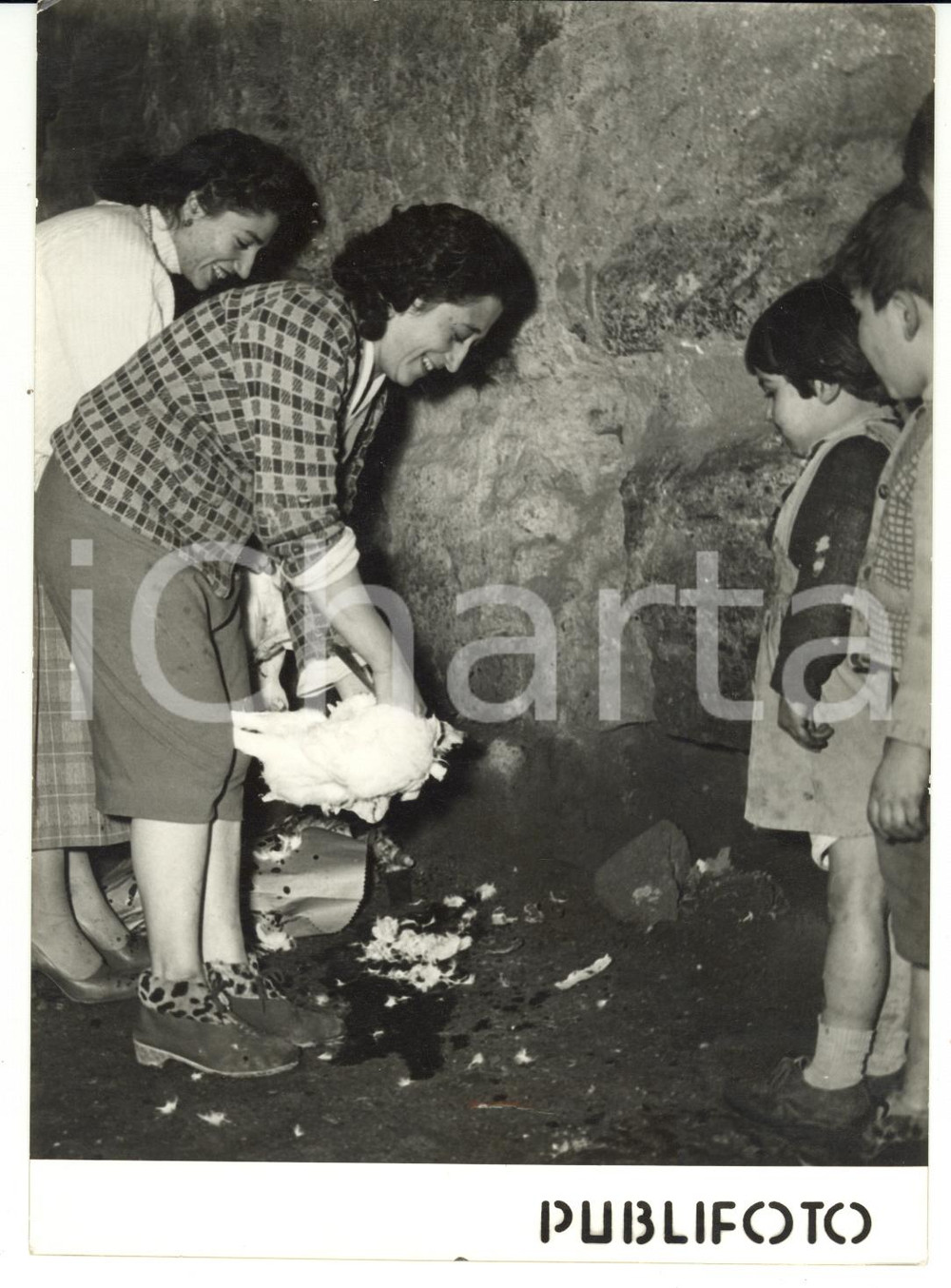 1957 NAPOLI - COSTUME Bambini imparano a spennare un pollo *Foto 13x18 cm
