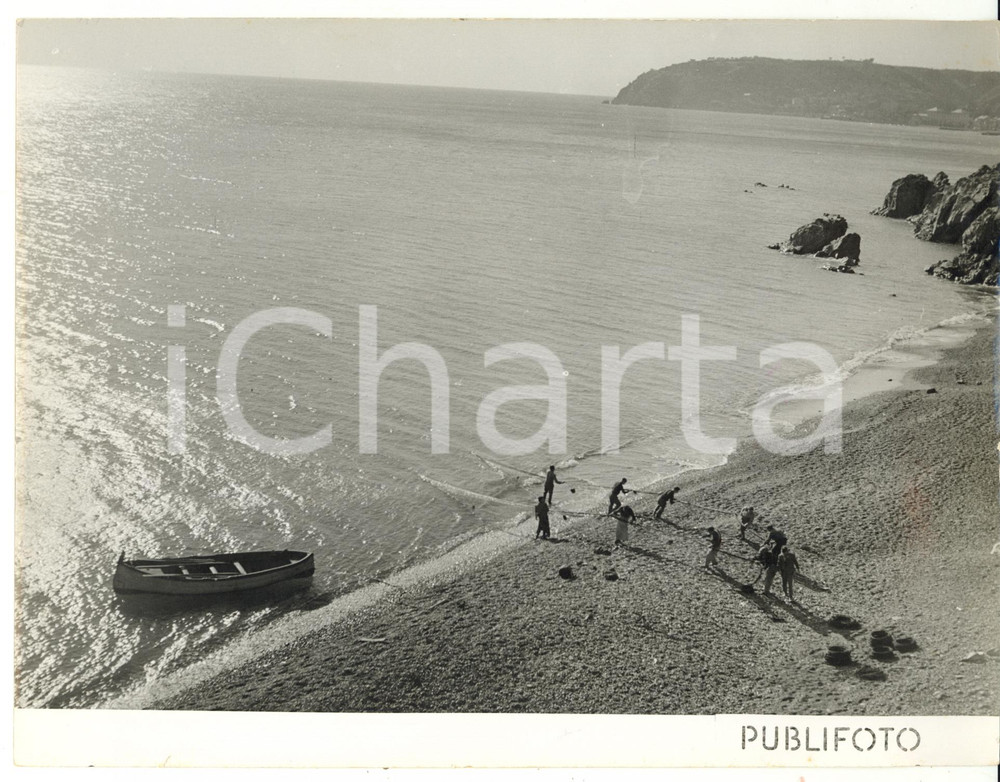 Fotografia d epoca originale 1954 ARENZANO Pescatori trascinano le reti a riva Foto VINTAGE 24x18 cm 1