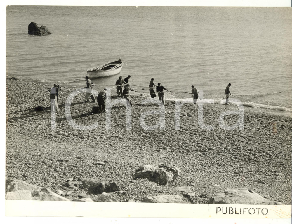 Fotografia d epoca originale 1954 ARENZANO Pescatori trascinano le reti a riva Fotografia VINTAGE 24x18 cm 1