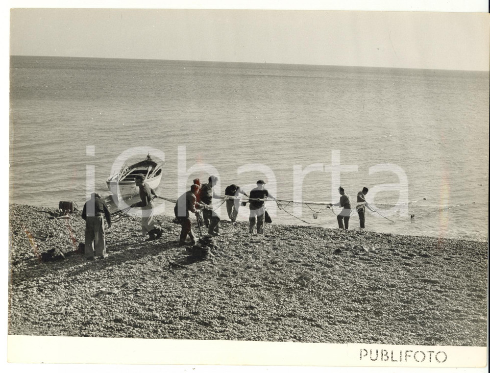 Fotografia d epoca originale 1954 ARENZANO Pescatori trascinano le reti a riva  Foto VINTAGE 24x18 cm 1