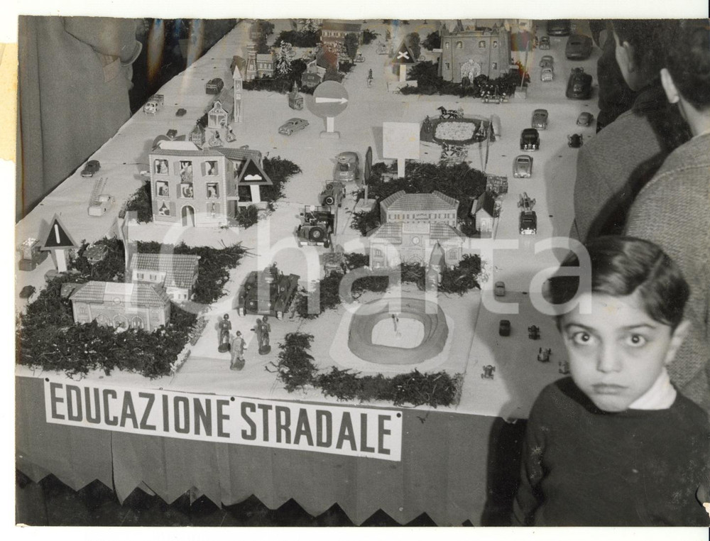 Fotografia d epoca originale 1955 ca MILANO Scuola elementare G. Mazzini  Lezione di Educazione Stradale 1