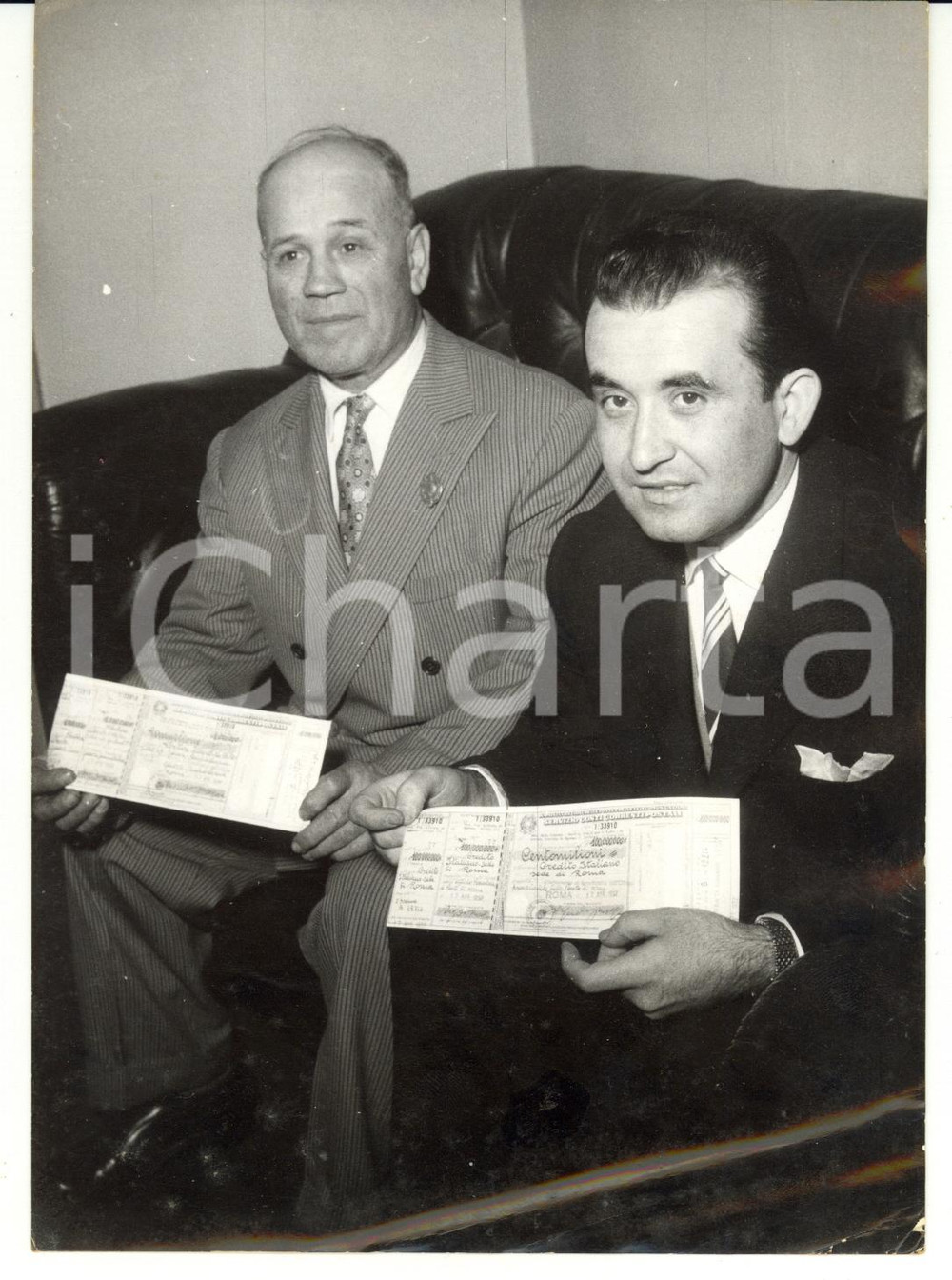 Fotografia d epoca originale 1957 ROMA Nicola TUCCILLO vincitore Lotteria Nazionale con venditore biglietto 1