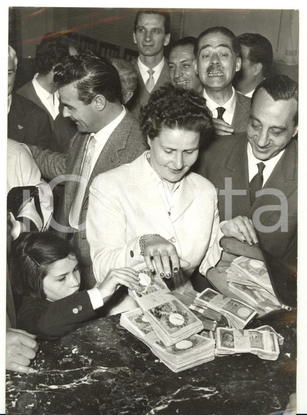 Fotografia d epoca originale 1957 ROMA  CONI Marietta GHEZA ritira vincita al TOTOCALCIO Foto 13x18 1