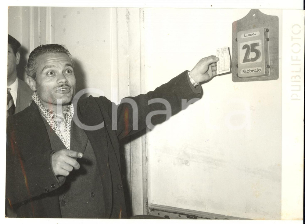 Fotografia d epoca originale 1957 NAPOLI Raffaele FUCCI scopre la vincita al TOTOCALCIO Foto 18x13 1