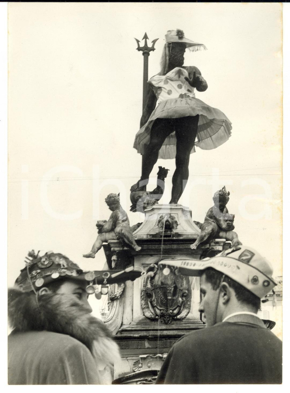 Fotografia d epoca originale 1955 ca BOLOGNA Festa delle Matricole  Statua del Nettuno in abiti femminili 1