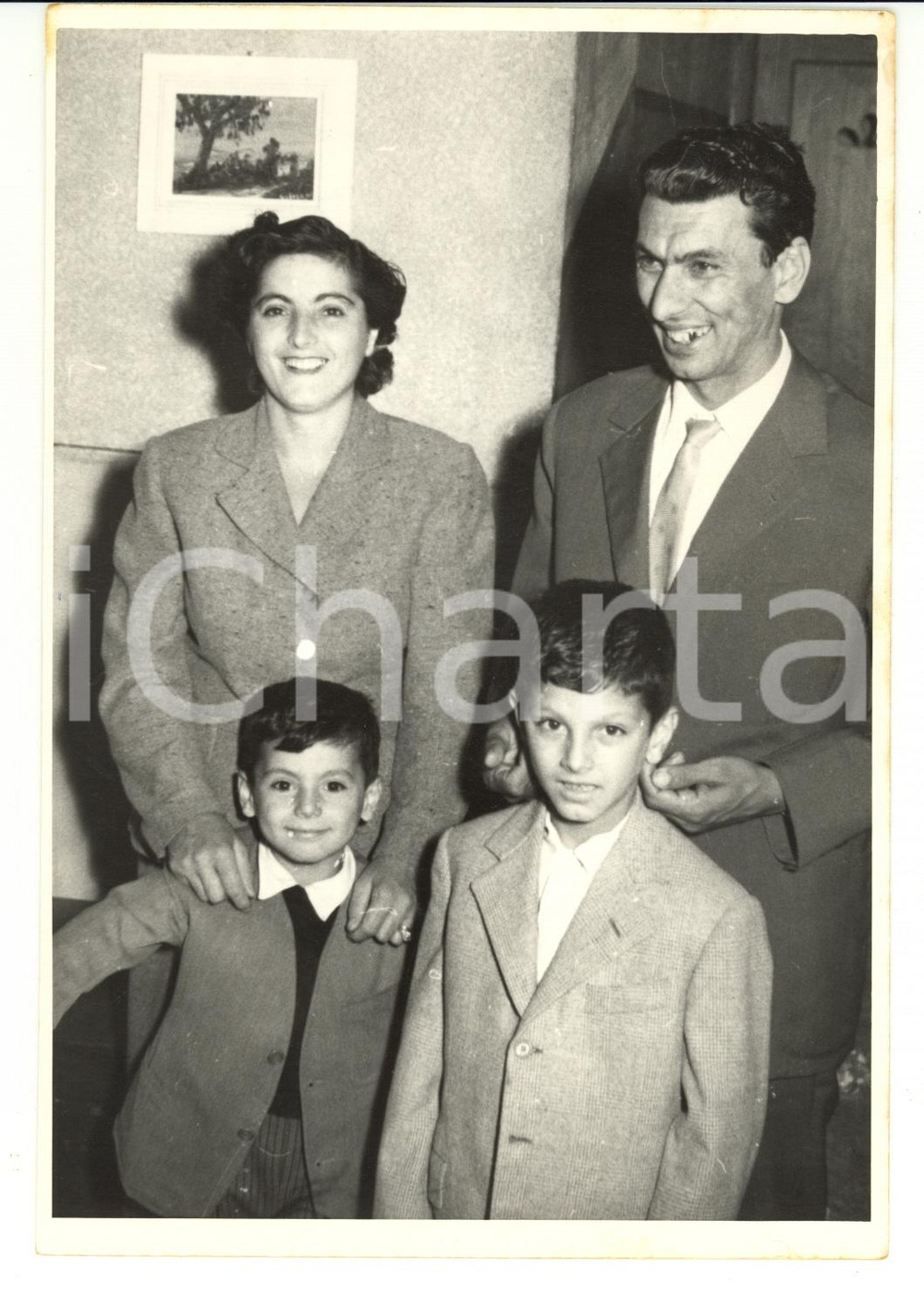 Fotografia d epoca originale 1955 ca ITALIA  COSTUME Renzo BISOGNI vincitore TOTOCALCIO con la famiglia 1