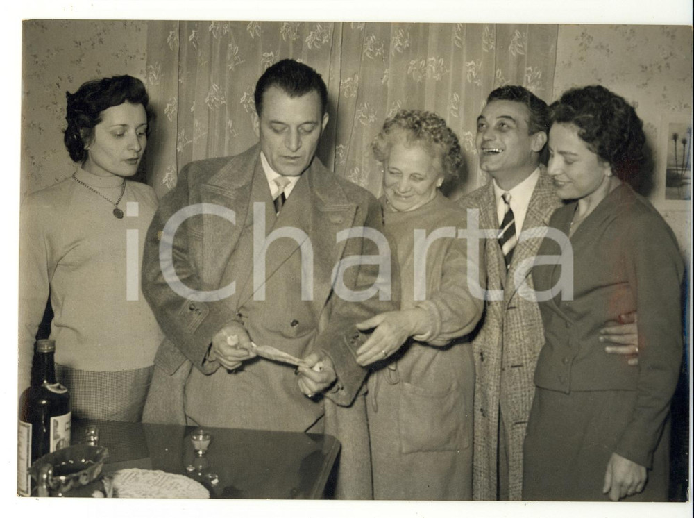 Fotografia d epoca originale 1955 ca TORINO Marcello SARTORI vincitore Lotteria Nazionale con la famiglia 1