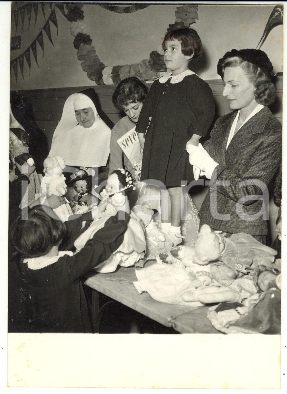 1957 ROMA Ines PELLA distribuisce bambole alle bambine della "Casa del Rifugio"