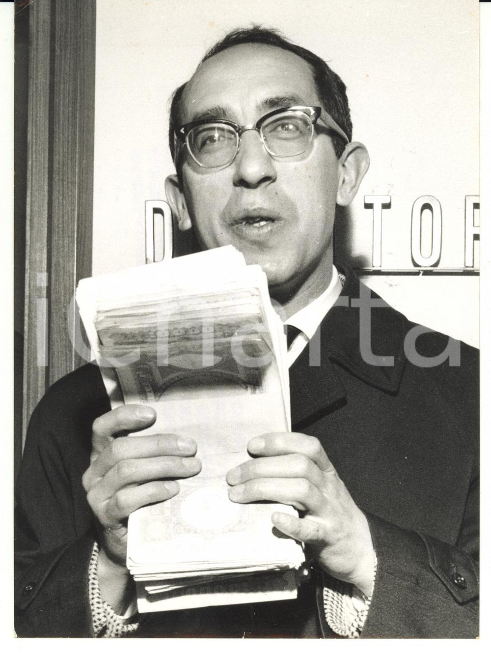 Fotografia d epoca originale 1961 MILANO Alberto GENERALI stringe tra le mani vincita alla Lotteria Foto 1