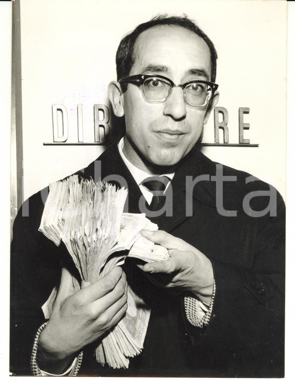 Fotografia d epoca originale 1961 MILANO Alberto GENERALI stringe tra le mani vincita alla Lotteria  Foto 1