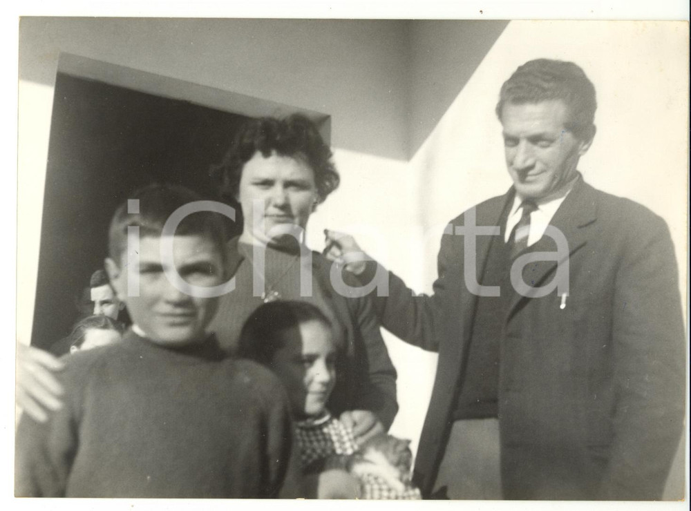 Fotografia d epoca originale 1959 JESOLO Giovanni SAMBIN vincitore TOTOCALCIO con la famiglia Foto 18x13 1