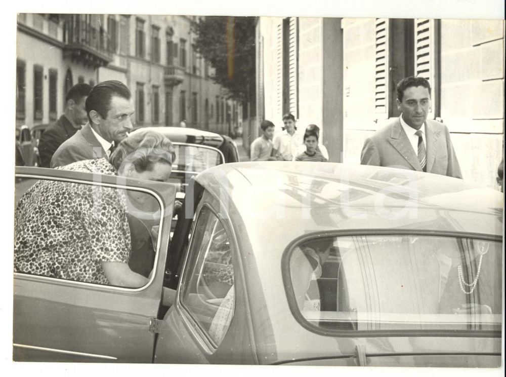 Fotografia d epoca originale 1958 FIRENZE Gualtiero PAOLI vincitore Lotteria parte con la famiglia Foto 1