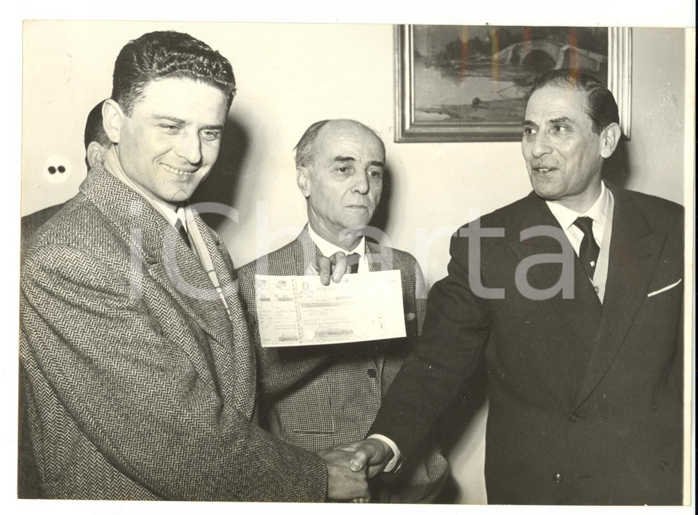 Fotografia d epoca originale 1959 ROMA Salvatore BUCCI vincitore LOTTERIA DI CAPODANNO Foto 18x13 cm 1