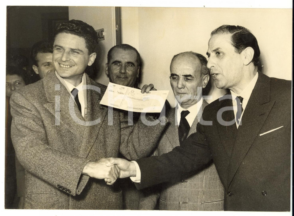Fotografia d epoca originale 1959 ROMA Salvatore BUCCI riscuote premio della LOTTERIA DI CAPODANNO Foto 1