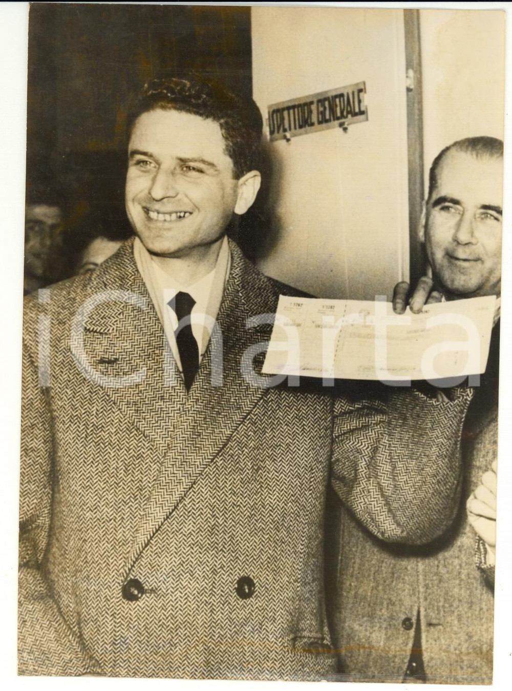 Fotografia d epoca originale 1959 ROMA Salvatore BUCCI riscuote premio della LOTTERIA DI CAPODANNO  Foto 1